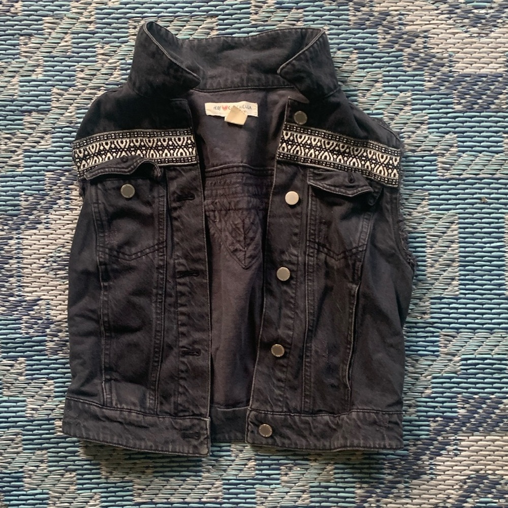 Sleeveless vest with embroidery on back